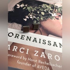 Studs of good metal quality.